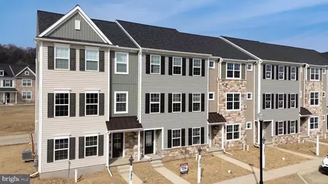 2443 Spring Water Cir, Lancaster, PA 17601