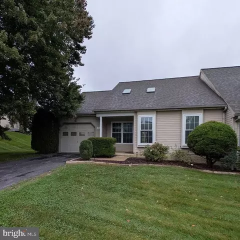 19 Burr Oak Dr, Millersville, PA 17551