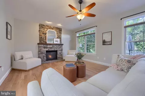 Living - 1146 S Bristol Dr, Lititz, PA 17543 photo 4 of 6