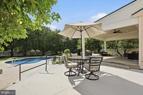 Exterior - 1146 S Bristol Dr, Lititz, PA 17543 photo 5 of 7
