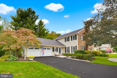 2584 Woodview Dr, Lancaster, PA 17601
