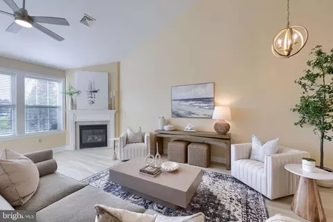 Living - 624 Northfield Rd, Lititz, PA 17543 photo 2 of 4