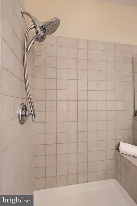 Bath - 624 Northfield Rd, Lititz, PA 17543 photo 1 of 6