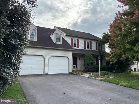 196 Strawberry St, Leola, PA 17540