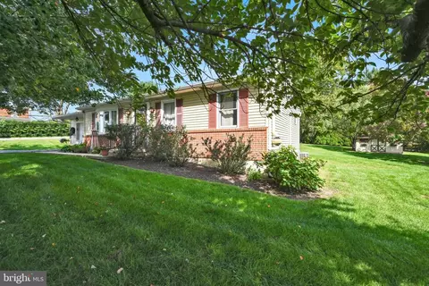 Exterior - 1519 E Newport Rd, Lititz, PA 17543 photo 3 of 8