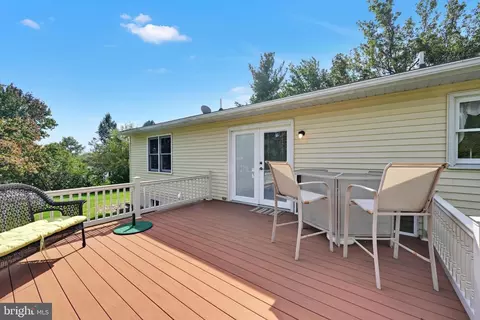 Exterior - 1519 E Newport Rd, Lititz, PA 17543 photo 4 of 8