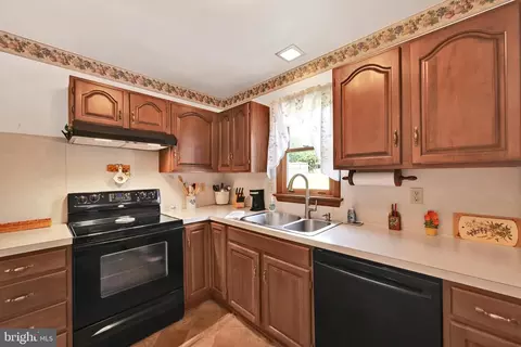 Kitchen - 1519 E Newport Rd, Lititz, PA 17543 photo 3 of 3