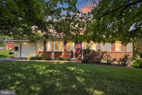 Exterior - 1519 E Newport Rd, Lititz, PA 17543 photo 2 of 8