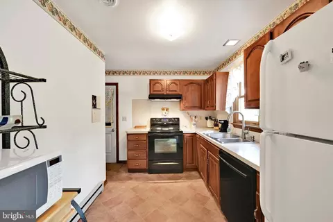 Kitchen - 1519 E Newport Rd, Lititz, PA 17543 photo 2 of 3