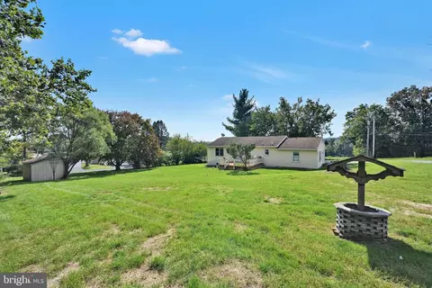 Exterior - 1519 E Newport Rd, Lititz, PA 17543 photo 6 of 8