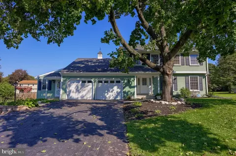 55 W Ridge Dr, Leola, PA 17540