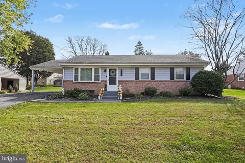 525 Longfellow Dr, Lancaster, PA 17602