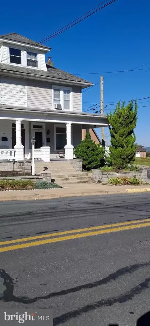 40 N 9th St N, Akron, PA 17501