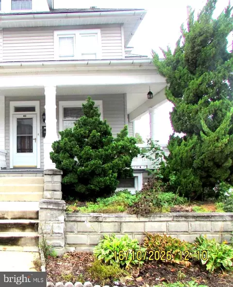 40 N 9th St N, Akron, PA 17501