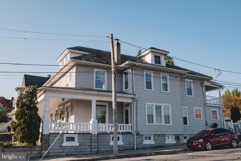 40 N 9th St N, Akron, PA 17501