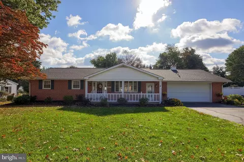 5217 Brook Dr, East Petersburg, PA 17520