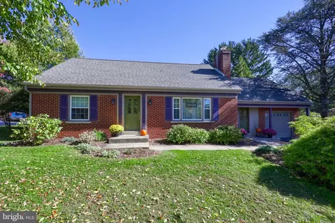 1861 Amity Dr, Lancaster, PA 17601