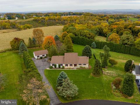 4848 Lisa Dr, Schnecksville, PA 18078