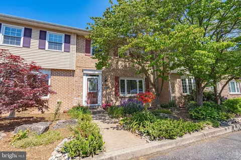 1078 N Hedgerow Dr, Allentown, PA 18103