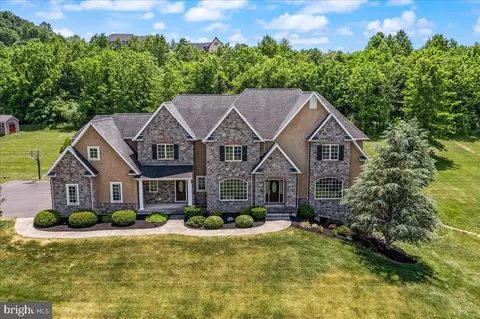 6668 Paddock Ct, Coopersburg, PA 18036