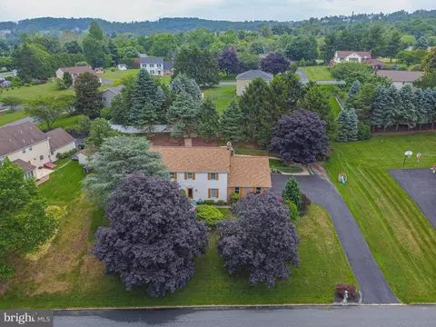 5710 Bel Air Dr, Coopersburg, PA 18036