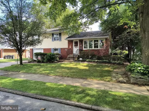 1995 Collingswood Dr, Bethlehem, PA 18018