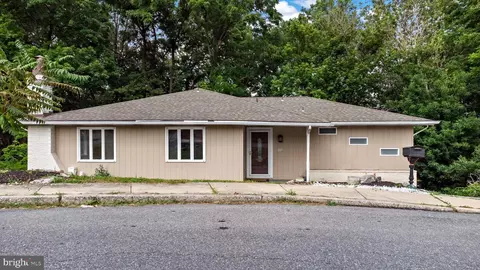 207 Delaware Ln, Whitehall, PA 18052