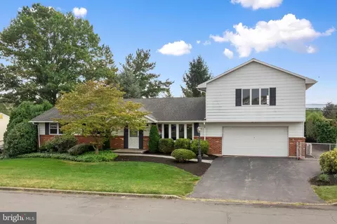 7302 Hillcrest Dr, Macungie, PA 18062