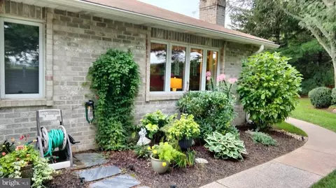 5634 Merion Ln, Macungie, PA 18062