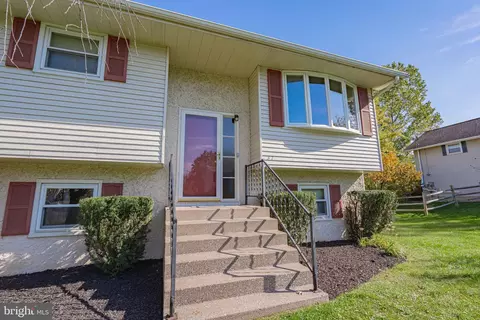 31 Kraft Dr, Allentown, PA 18104