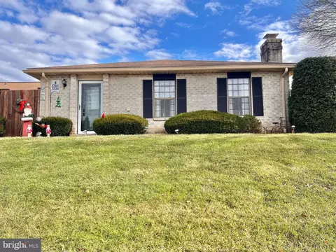 2751 Rolling Green Pl, Macungie, PA 18062