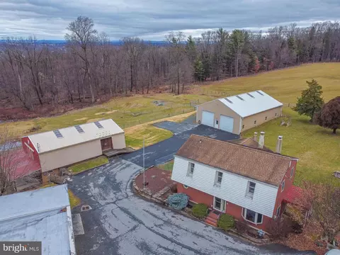121 White Oak Ln, Emmaus, PA 18049