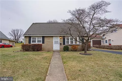 1246 W Rosemont Dr, Bethlehem, PA 18018