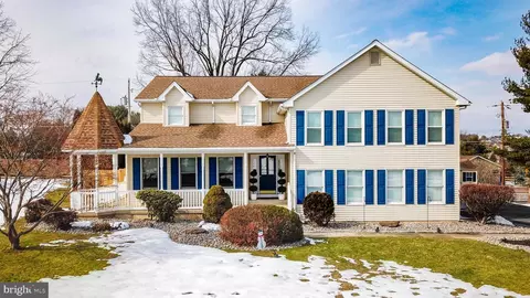 5934 Holiday Dr, Allentown, PA 18104