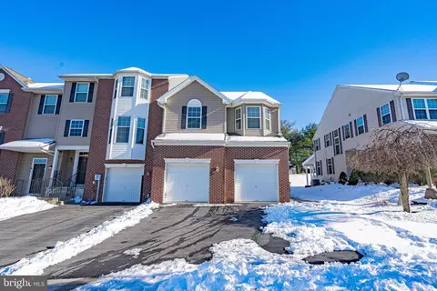 5204 Spring Ridge Dr E, Macungie, PA 18062