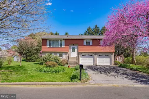 1897 Molinaro Dr, Allentown, PA 18104