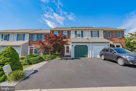 152 Village Walk Dr, Macungie, PA 18062