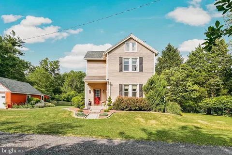 8207 Armstrong Ln, Slatington, PA 18080