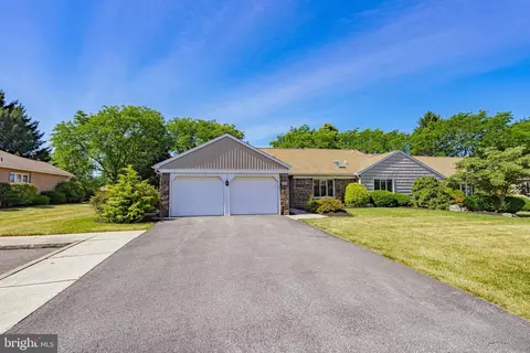 5660 Merion Ln, Macungie, PA 18062