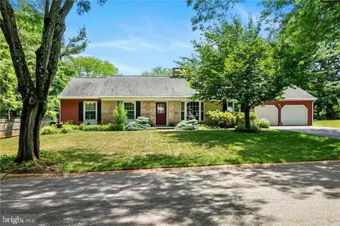2890 Fairfield Dr, Allentown, PA 18103