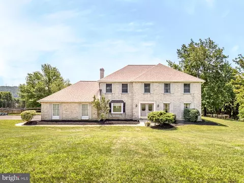 6181 Acorn Dr, Emmaus, PA 18049