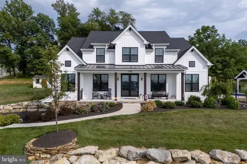 8916 Valley West Dr, Breinigsville, PA 18031
