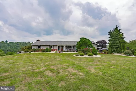 4726 Valley View Ct, Schnecksville, PA 18078