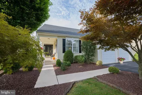 7073 Queenscourt Ln, Macungie, PA 18062