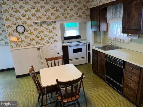 6056 Newside Rd, Slatington, PA 18080 photo 3