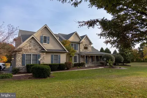8896 Clearwater Cir, Fogelsville, PA 18051