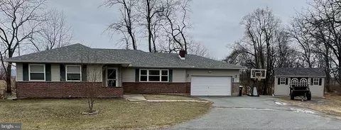 10236 Trexler Rd, Breinigsville, PA 18031