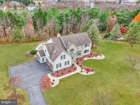 8711 Summit Cir, Fogelsville, PA 18051