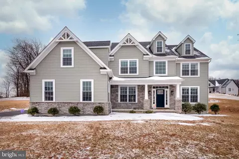 8876 Valley West Dr, Breinigsville, PA 18031