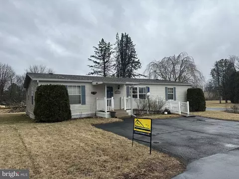 9110 S S Primrose Cir, Breinigsville, PA 18031